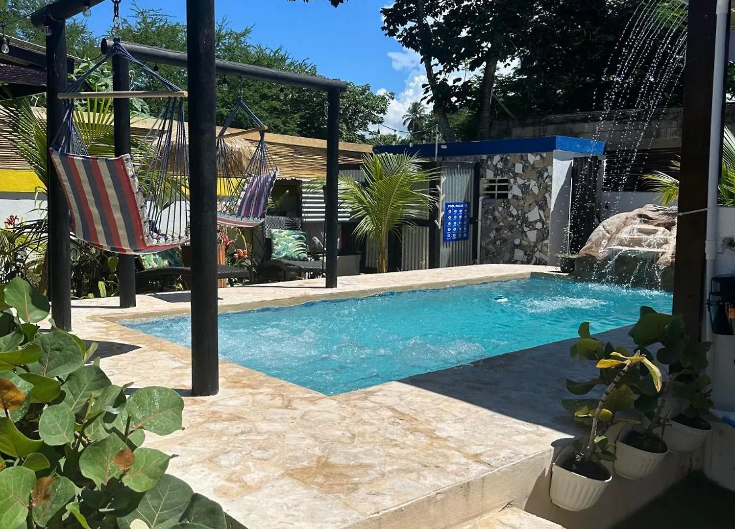 Дом отдыха Tropicoco Pool House Steps From The Beach Puerto Nuevo Пуэрто-Рико